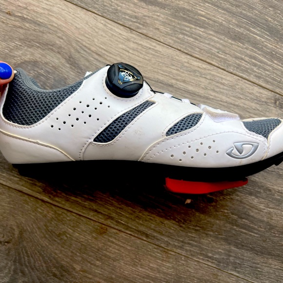 Giro women’s spin shoes size 7.5 - Picture 1 of 4